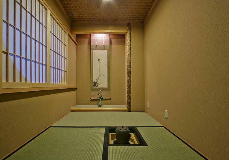 にじり口から入る、本格的な茶室。