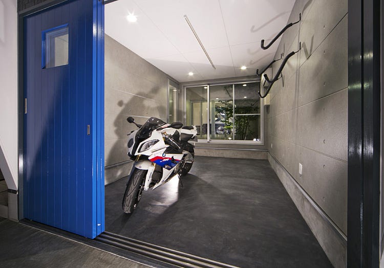 バイクガレージ。バイクもカッコいいです。
中庭の向こうにLDK。
