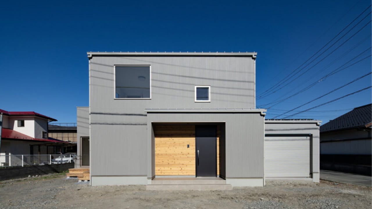 A様邸　ZRRO-CUBE+BOX+GARAGE (A様邸はグレーのZERO-CUBEに+BOXと+GARAGEを追加したスペシャルカスタムのお家です。
玄関部分に木板を使用することで、ファサードに自然な魅力や風合いを加えました。
淡い色合いの内装と複合フローリングを組み合わせることで、明るく広々としたリラックスした雰囲気を醸し出し、部屋をより居心地の良い空間に変えます。)