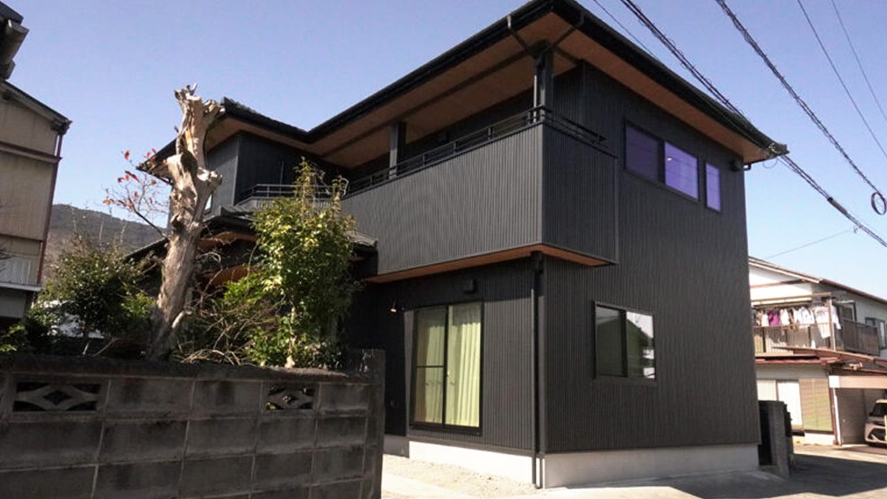 二世帯暮らせるリフォーム_in 富士 (冬場の寒さを解消することを最優先にし、もともとあった親御さんの家を断熱リフォームして二世帯住宅に改築した例です。1階は親御さん中心に使うスペース。キッチンは1階にして二世帯共有。2階にはお子さん世帯を中心に使うスペースとして、個室を充実、シャワールームを設けました。窓も断熱性の高いトリプルガラスに変更。年間を通して、室温を効率良く管理できるようになりました。)