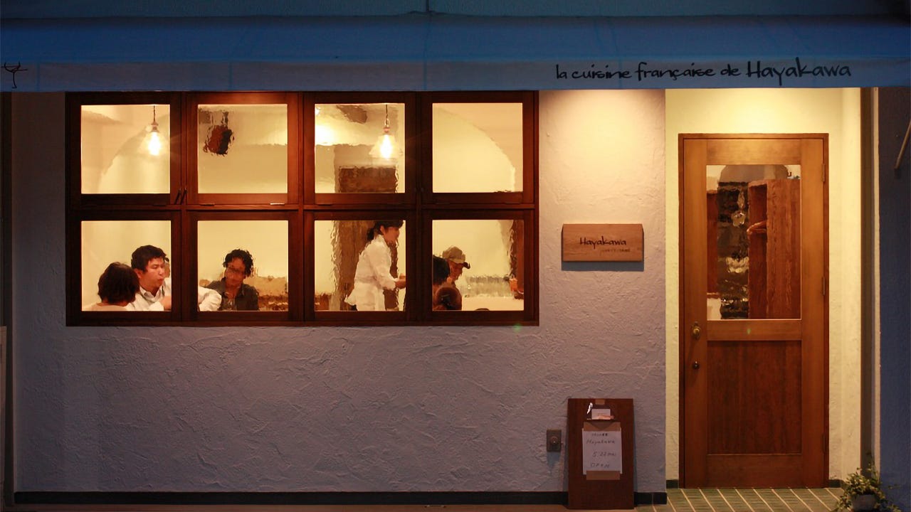 小さなフランス料理店 (シェフの家で食事をしているかのような空間にしたいとの要望から、オークフローリング、漆喰壁、杉梁など自然素材たっぷりのしつらえとなっています。
ついつい長居をしてしまう気持ちのよい空間となりました。)