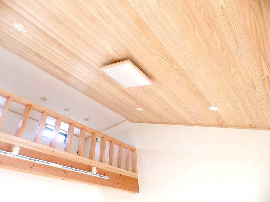 形状の工夫と、様々な種類の自然素材を上手に活用し、できるだけ機械に頼らずに『夏は涼しく、冬は暖かい家』を実現します。