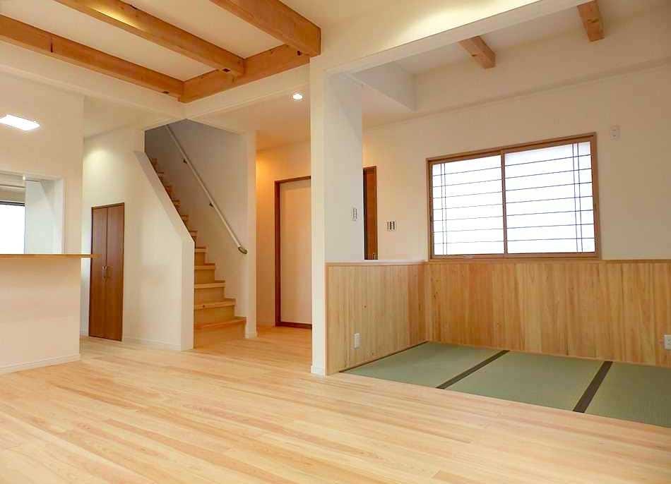 シックハウス対策のリフォームも弊社にお任せください。床や壁、天井に至るまで、お部屋全体を自然素材でラッピングするリフォームを行います。6畳のお部屋で28万円から、まずは寝室から始めてみてはいかがでしょうか？お気軽にお問い合わせください。