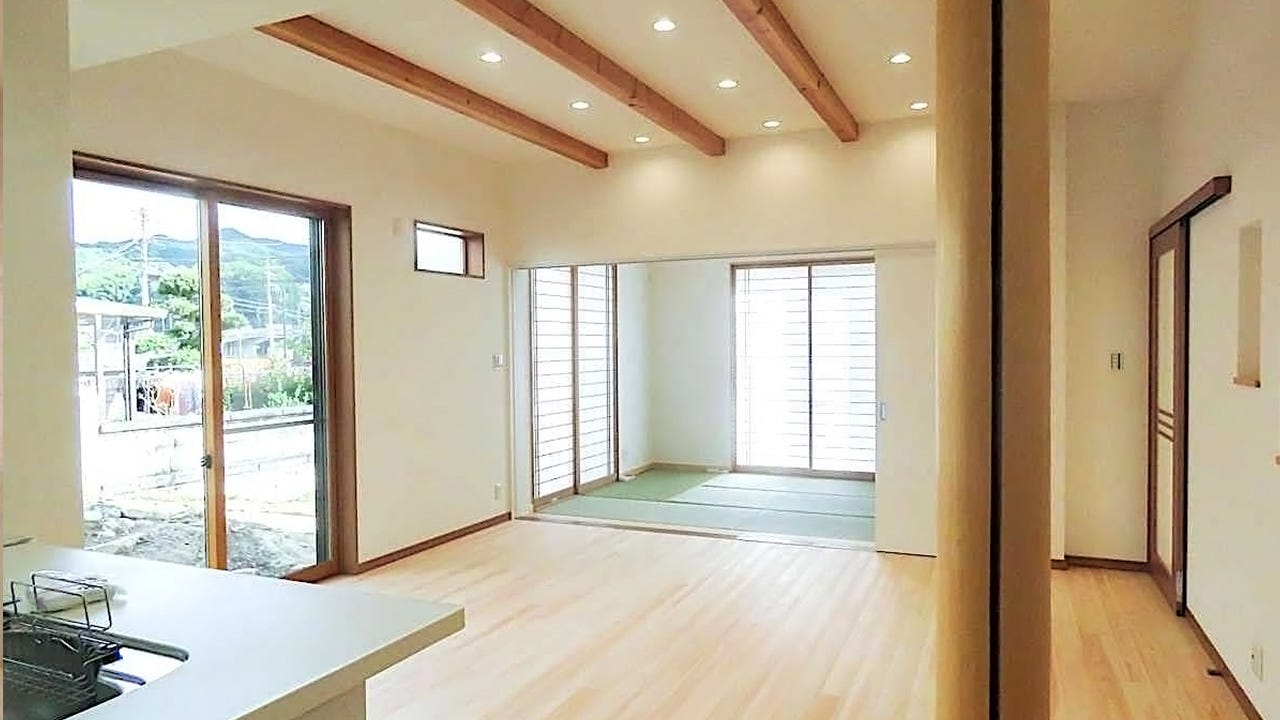 丸い大黒柱が可愛らしい 木の香りに包まれた気持ちのいい和モダン住宅 (裸足で歩くのが気持ちいい自然素材をたくさん使った和モダンなお家をご紹介します。
丸い大黒柱に梁見せ天井、吹き抜け、アイランドキッチンなど見どころが満載です。)
