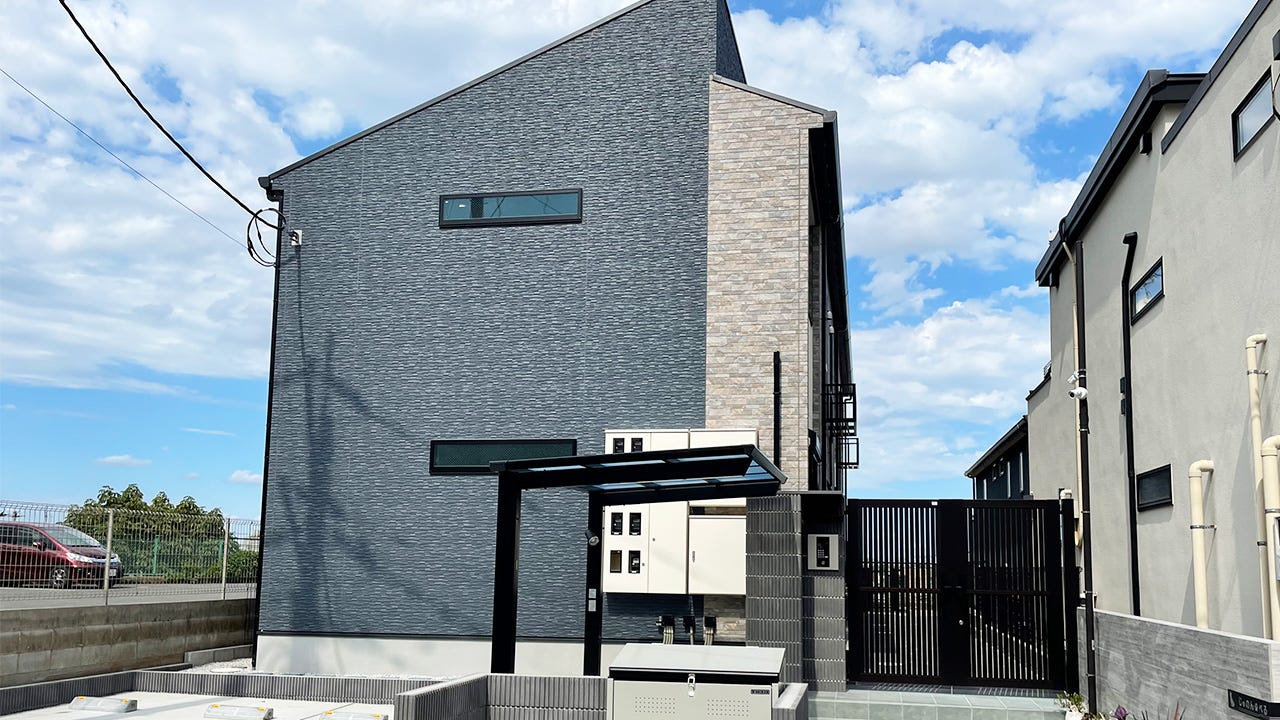 川口市NAGAYA (1階1R3戸、2階1LDK3戸のペット可、ドッグラン付き「NAGAYA」
ドッグランや、足洗い場、リードフックを設置し、
ペットと飼い主様に快適な暮らしをご提供します。

ペット用建材や、クロスに
オーナー様のご負担を減らす工夫を凝らしています。

ペット共生可にすることで周辺物件より良い家賃を見込むことができます。)