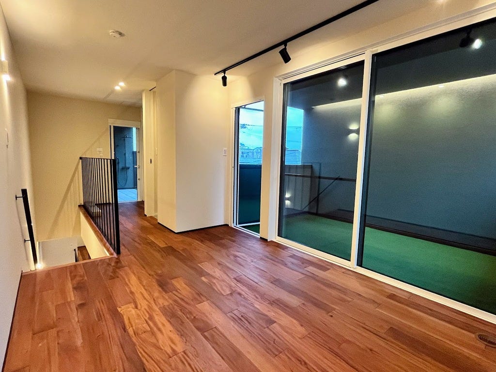 POINT.02　パター練習場
3階ふたつ目のバルコニーにはゴルフ好きには
たまらない、パター練習場を作りました。
お子様がいらっしゃる場合は夏にプール遊びもできます◎