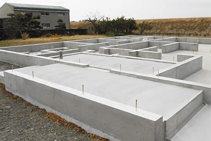 基礎　・・・　鉄筋コンクリート造ベタ基礎工法