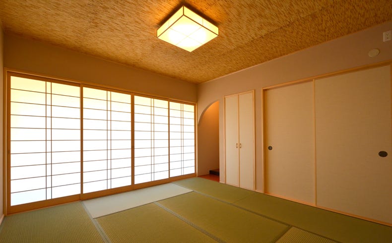 住み始めてから感じたことは、一年を通しての快適さです。
冬場の暖房の設定温度は低めでも家中暖かく、夏は必要以上に日光が部屋に入らないように
庇の長さを考えて設計してくれてあるので、嫌な暑さを感じずに過ごせています。
また、風通しも良く考えられているので、いつも快適に過ごせています。