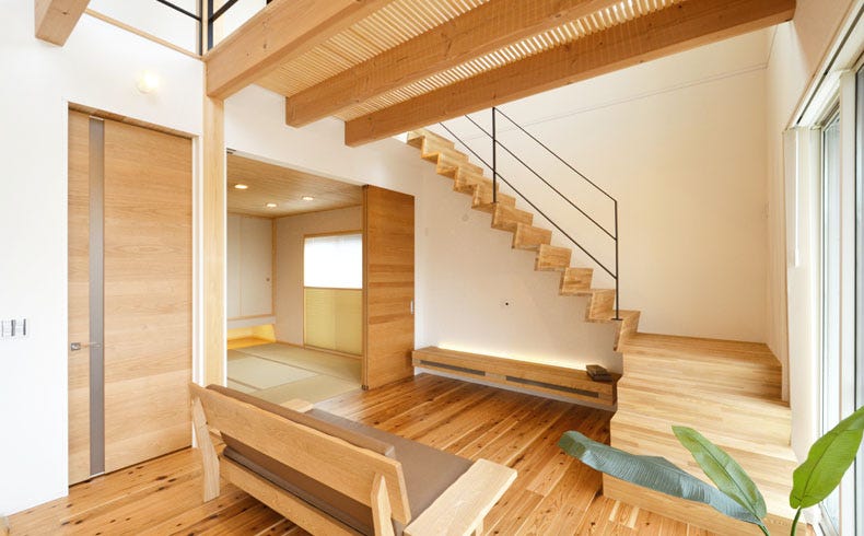 実際に住んでみて驚いたのは、
大きな吹き抜けで2階ともつながっている大空間でも寒くない。
とても暖かいということです。
真冬でも晴れた日は暖房器具をつける必要がなく、
外からの日差しだけで充分暖かい上に、1階と2階の温度差も感じません。
曇りの日でも床暖房だけで家中暖かです。
また、夏はリビングのエアコン1台だけで家中涼しく過ごせています。
デザインの面では階段が特にお気に入りです。
創家さんからの提案により、要望したものよりもステキな階段になりました。
片側の壁で支えるデザインの階段ですが、強度等も全く問題なく、技術の高さを実感しました。
