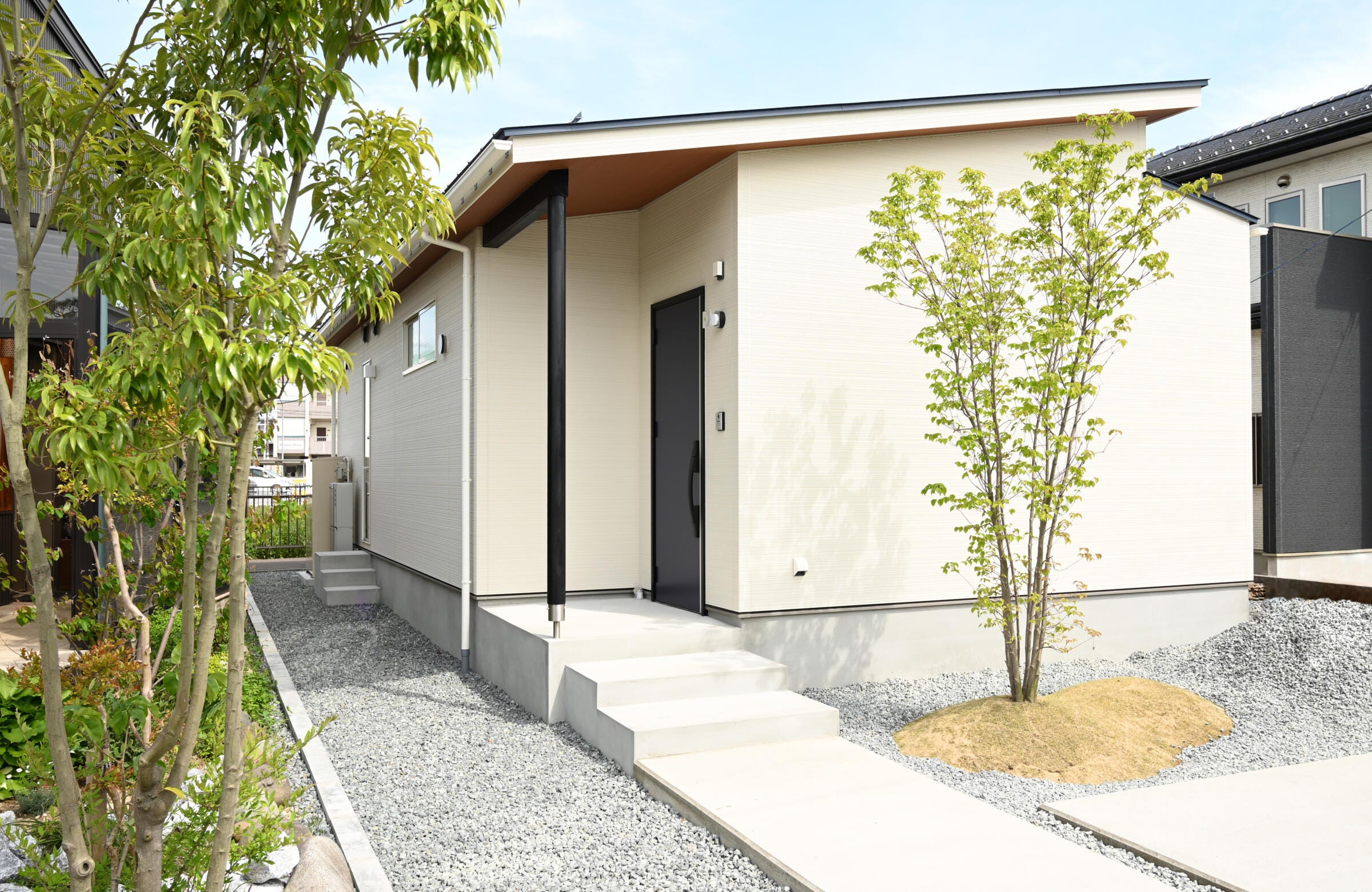 帰自の家 (この住まいが目指したのは、帰宅時、本来の自分へリセットさせてくれる環境。お気に入りに満ちた平屋の空間。柔らかな光が心地よい間接照明。お肌しっとり長続きの酸素美泡湯。収納たっぷりキッチンなど。本来の自分へ帰ったら、また、新しい明日へ向き合います。)