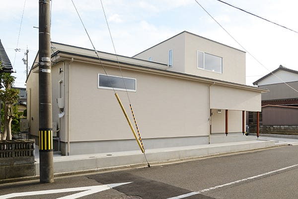 均幸の家 (「LIXILメンバーズコンテスト2023新築部門 敢闘賞」

「個性」とは、単に奇抜だったり目新しさにあるのでは無く、むしろ社会的秩序や調和、均衡を保った中に存在してこその「個性」との考えのもと、長期優良住宅など高性能住宅でありながらアシンメトリーの外観を持つお住まいです。)