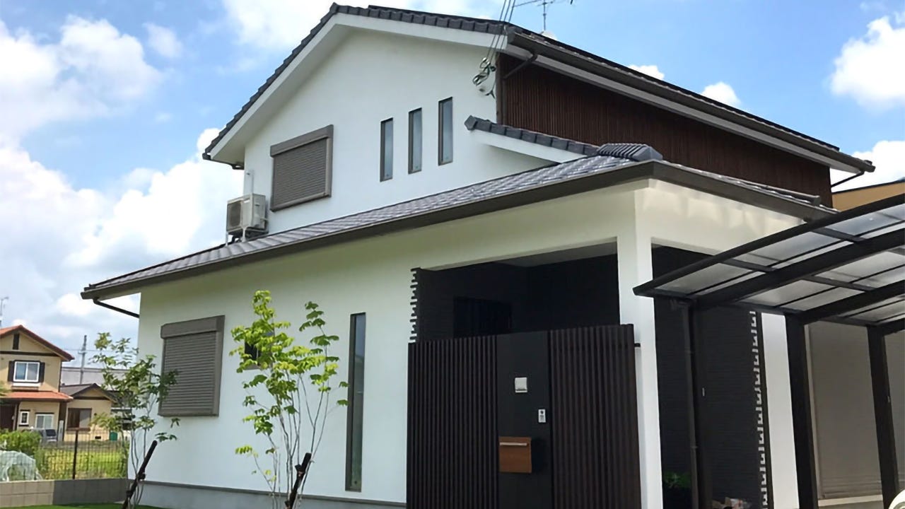 格子と漆喰の家 (漆喰は時間をかけてゆっくりと呼吸をしながら
固まっていくことで、お部屋を心地よくしてくれるので
​まさにともに成長していく家と言えますね
​格子の柵との相性が抜群な和モダンな施工例です)
