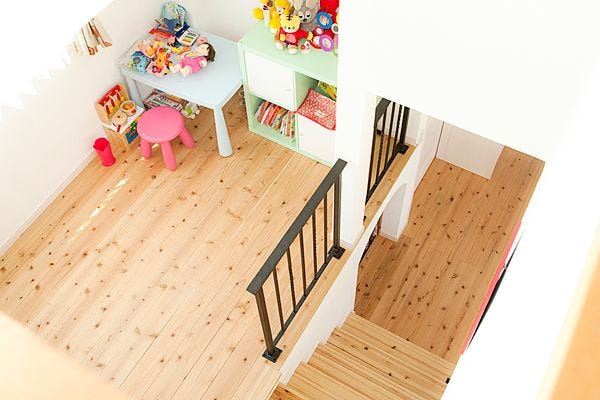窓から光がさし込むスキップフロア
