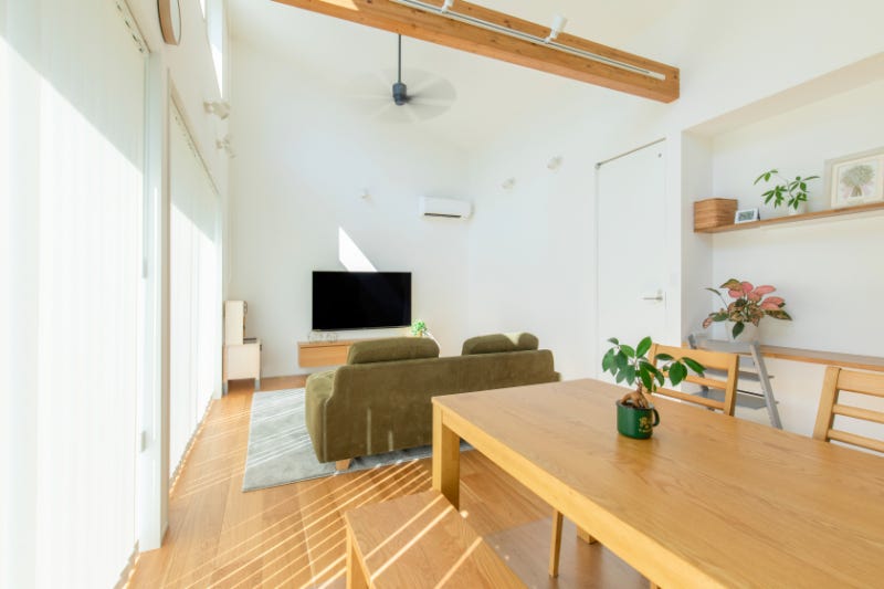 外観からは一見平屋には見えないが高い天井には梁が設けられ広い空間となっている。