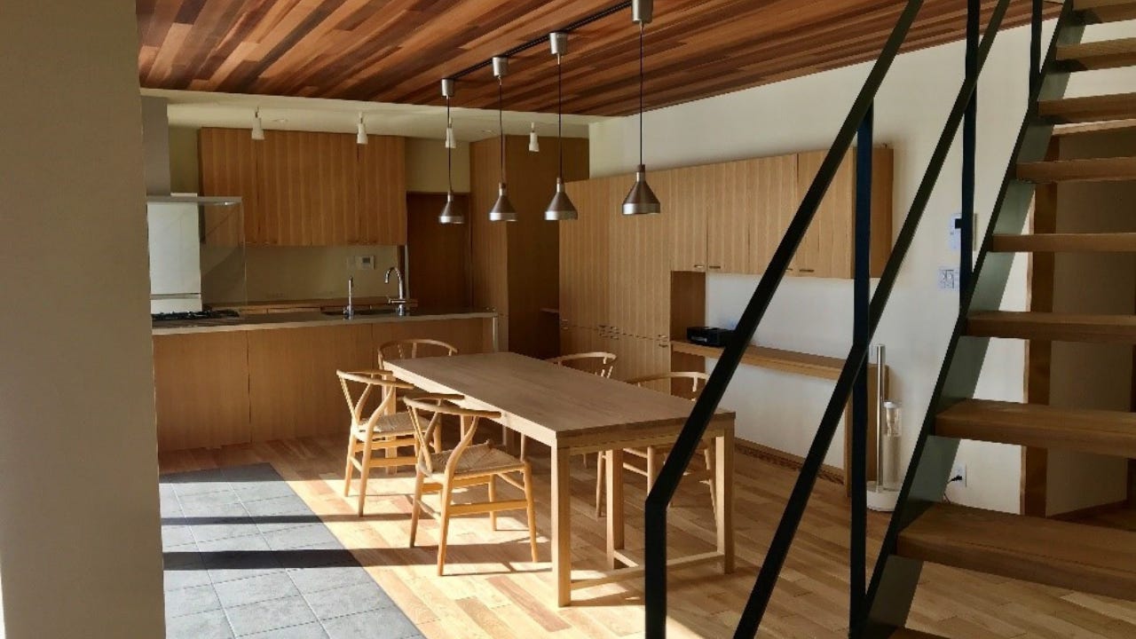 「本物」と一言で言っても定義は難しいですが
紺野建設では「ちゃんとつくる。まじめにつくる。」ということを大切にしてきました。

「このように作ったら、もっと品質が良くなるのでは？」
「もう少し○○の方がいいのではないか？」など
職人さんや協力業者さんと一緒になって日々技術を磨いています。

現場でのものづくりに「この程度でいいや」という基準は存在せず
「ここまで出来たからゴール。」というのもありません。
一切品質に妥協をしない、プロ中のプロでありたいと思います。

そして、既製品や化学製品に頼らない
大工さんや関わる全ての職人さんの技をしっかりと発揮できる
家づくりをこれからも造り続けていきたいと強く思います。