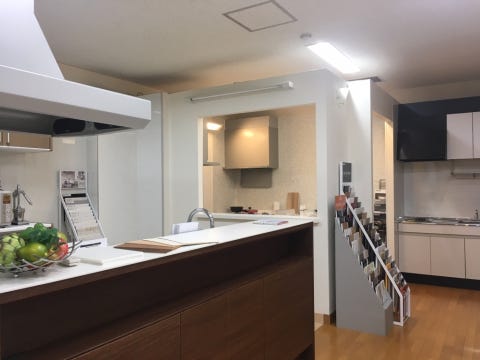 様々なメーカーをご覧頂けるキッチンコーナー
デザイン・機能・プランも多彩に、ご家族の暮らしに合ったキッチンを選んでいただけます。
実際にキッチンに立ってイメージを膨らませてみませんか。