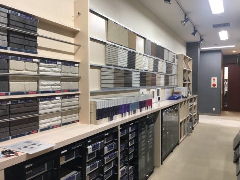 外壁・屋根・サッシ・玄関ドアなど、外装コーナー
家の外観の決め手となる外装材のサンプルを多数取り揃えています。
実際の質感や機能性など、じっくりとご体感ください。