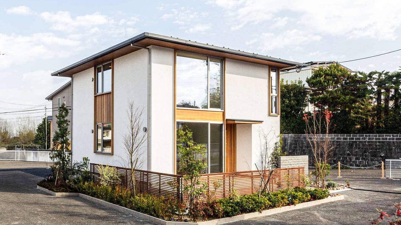 ソネケンみやぎ野バルク (ソネケンの新しい住宅展示場は、半世紀以上住宅を作ってきた経験上で、リクエストの多かったポイントを多く取り入れました。例えば、土間玄関や、家族専用の玄関、薪ストーブや回遊動線の間取り。吹き抜け、オリジナルデザインの洗面台や家族共有スタディーコーナー、ヌックなど。現代の生活にぴったりなデザインをご体験いただけます。最新のソネケン スタンダード住宅と言えるでしょう。

設計士が常に展示場におりますので、性能やコストだけでなく、間取り相談もその場ですぐできるのが特徴です。)