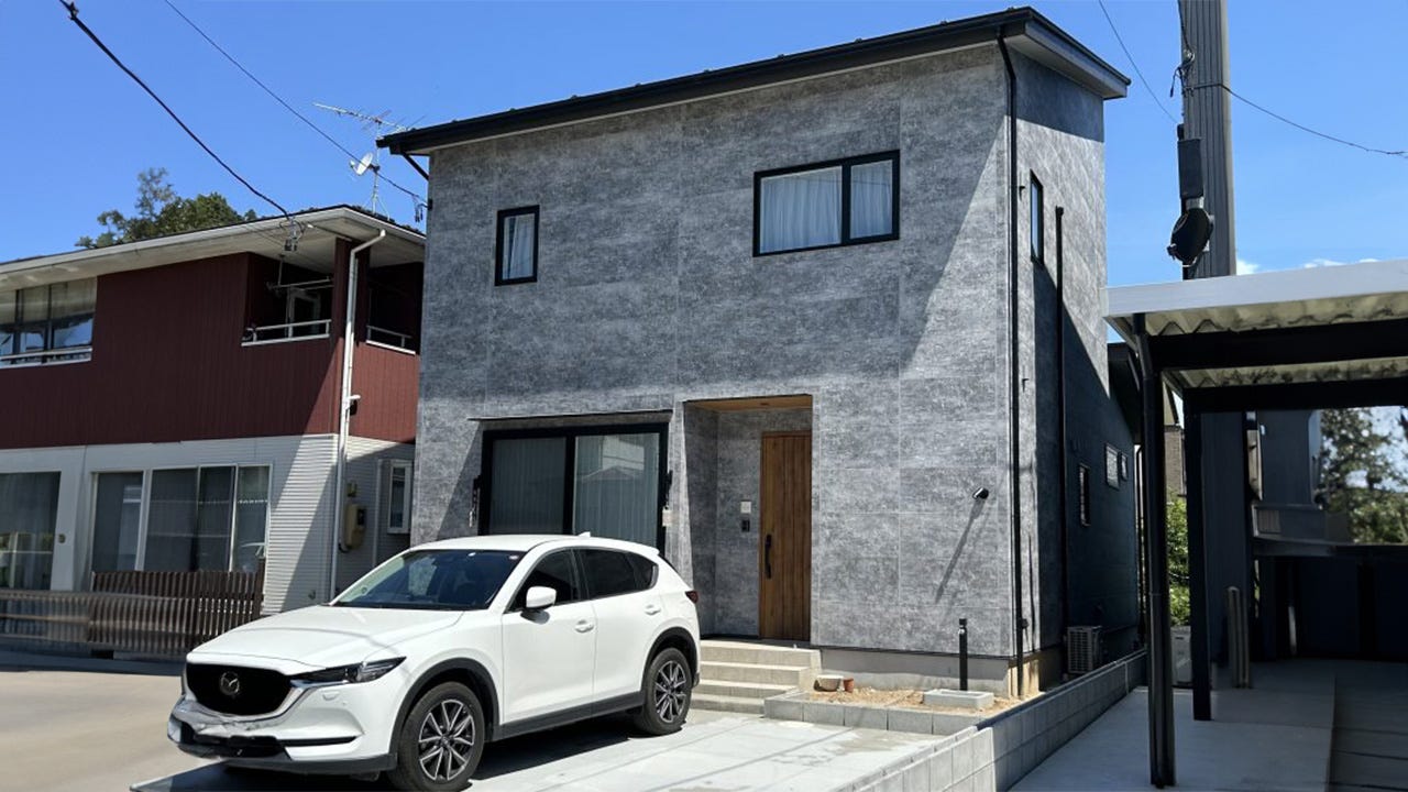 ナチュラルモダン子育て世代 (グラフィカルな外壁に、屋根やサッシ部分が良い差し色になっているスマートで格好良いファサードの住宅。

LDKは空間を建具で仕切るのではなく、配色や下がり壁で分けることで、閉塞感のない実際の畳数以上に広がりを感じられる空間になっております。

ランドリールームの洗面台は、大理石風のカウンターに弊社集成材を組み合わせて造作させて頂きました。)