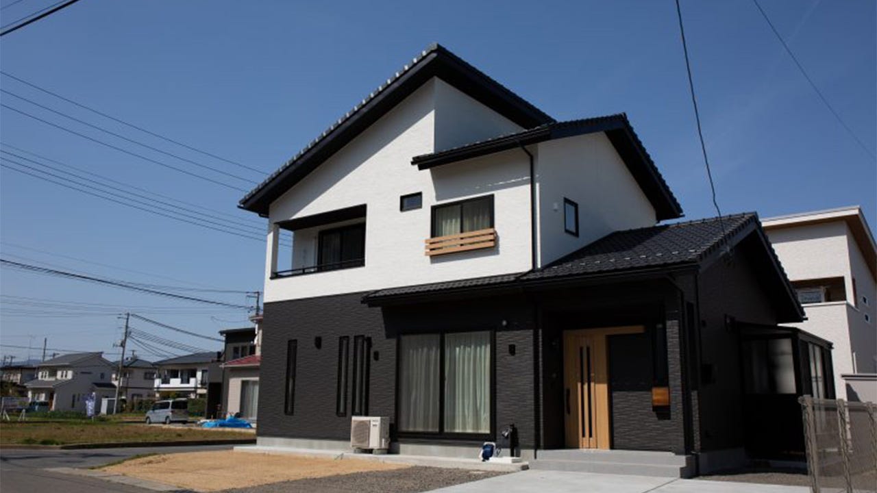 和風 (モノトーンの貼り分けでお城のように立派な和モダンの外観。
LDKの一角には、リモートワークに最適なカウンタースペースが造られています。
柱や梁の桧が香る空間でのんびりとお過ごしいただけます。
ドアのデザインや下がり壁にさり気ない一工夫をすることで、お部屋をあなた色に。)