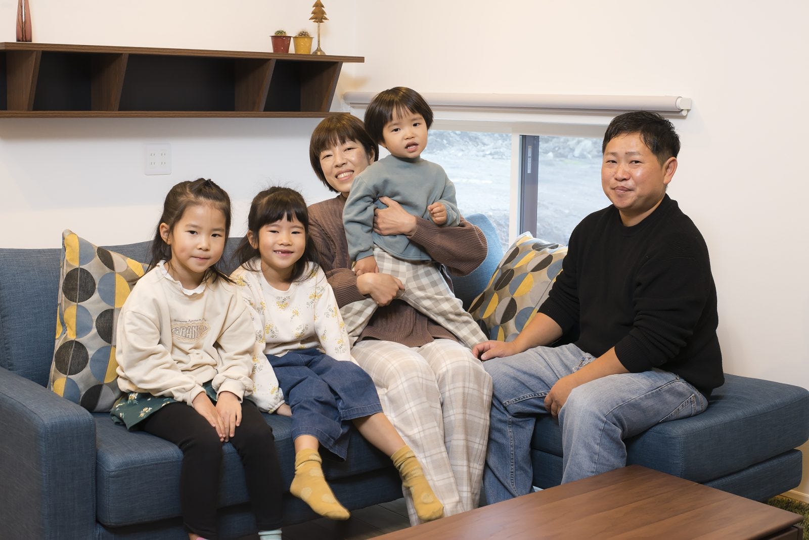 以前のアパートは5人で暮らすには手狭だったとうこともあり、お子様が遊んだ後のおもちゃが散乱しているゴチャゴチャ感が見た目的にもストレスになっていたそうですが、今では『全然気にならなくなりました( Ü )♪』と、嬉しそうに語ってくださいました( ´罒`*)✧"
スペースにも余裕があり、家事をしながらも誰がどこにいるかを把握しやすい設計なので、安心出来る＝心にも余裕が生まれたのではないでしょうか♪
ご家族でキッチンに立ってお料理をしたり配膳をしたり...今まで以上にみんなで居る時間も増えたそうで、新しいお家にご家族の楽しい思い出が日々刻まれているようです*◡̈⋆