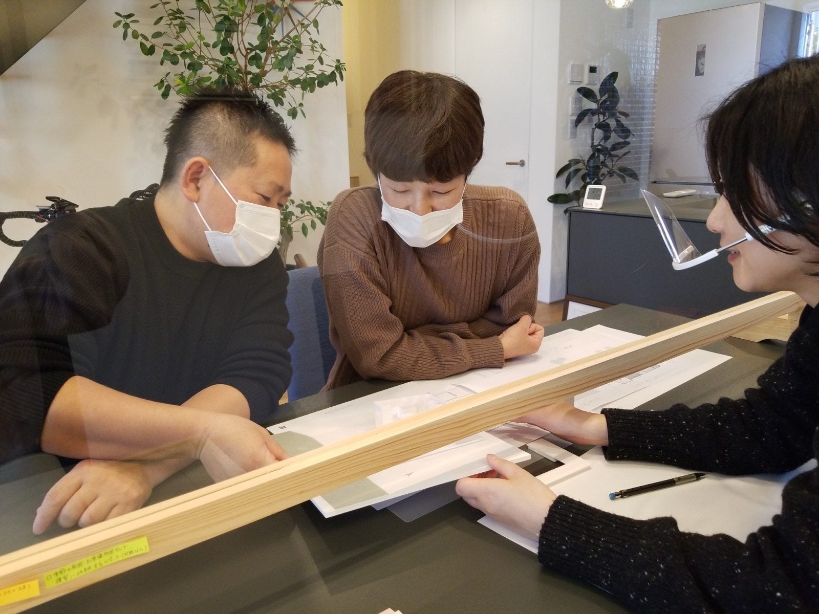 キッチンを中心に回遊動線にすることで、家事楽動線＋どこにいても家族の気配を感じられる間取りに𓍯
リビング上の吹き抜けは、明るさの確保とお部屋全体を広く見せる視覚効果も兼ねています( Ü )
吹き抜け部分は子供部屋に繋がっているので、2Fに居ても家族の気配をどことなく感じられるのが嬉しいポイントです✎✧
奥様の『どこにいても家族の気配を感じられるようなお家』というご要望を、見事に叶えた設計になりました(*Ü*)ﾉ♪