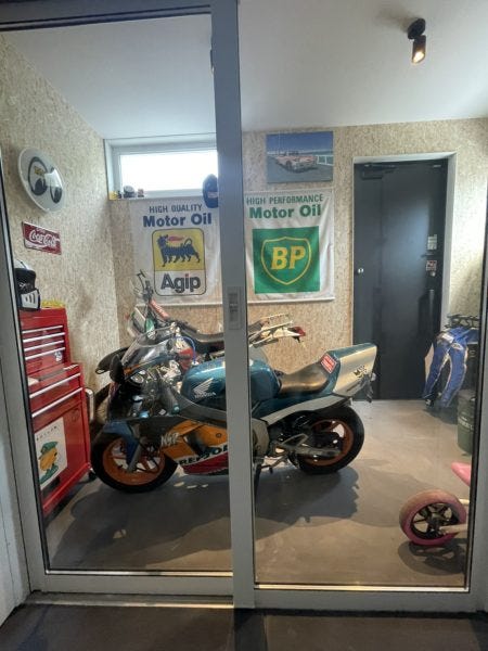 お施主様は無類のバイク好き！ 賃貸にお住まいの頃は、大切なバイクたちを置くスペースが無く、ご実家に預けられていたそうです。 そうなると、好きな時にバイクに乗ったり触ったりが出来ず、バイク好きなお施主様にはかなり不便な状態でした。 お家を建てる際には、『絶対にバイクガレージが欲しい！！』と考えられており、『出来れば家の中からバイクを眺めたい！』とも。