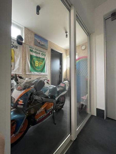 しかし色々な工務店を訪問したものの、限られた坪数(お施主様所有の土地)では、『バイクガレージは無理』と言われたと、弊社をご訪問の際におっしゃっていました。 そこで弊社が加盟しているR+houseの建築家にお任せいただければ可能であることをお話しし、実現したのがこちらのバイクガレージです！ お家が出来上がり、自慢のバイクを入庫された際のお施主様の表情は忘れられません(*^^*)