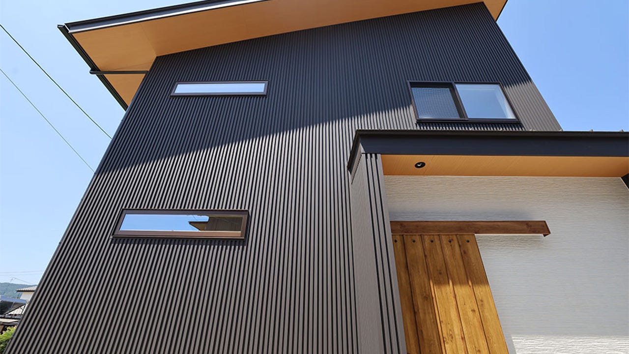 片流れ屋根と黒いガルバの外壁がカッコいい漆喰のお家 (　　　)