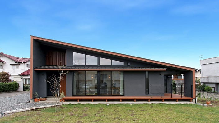 シンプルで和モダンな平屋 (「2022ぐんまの家」設計・建設コンクール　優良賞
LIXILメンバーズコンテスト2022　地域優秀賞　　
～ZEH・耐震等級3の平屋～
無垢材で仕上げた温もりのある平屋です。
外観はシンプルな片流れ屋根で南側に大開口をバランスよく配置し和モダンにしています。
LDKは吹抜けのある勾配天井で明るく開放的な空間になっていて、ステンレス製のオープンキッチンを採用しています。
住宅性能はZEH・耐震3等級で高性能住宅になっています。
省エネとZEH　受賞作品)