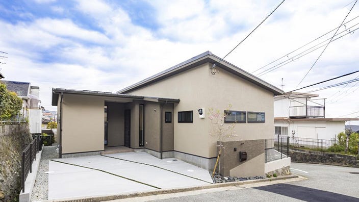 RYU平屋分譲住宅【ONE STORY】 (RYUの平屋分譲シリーズ「ONE STORY」の第一弾です。
販売開始間もなくオーナー様が決まり、その後の問い合わせも多数いただいているシリーズです。


弊社では「安心で高級感のあるお客様だけのライフスタイル空間を魅力的な価格で提供する。」というビジョンを掲げ、今までの一般的な分譲住宅に無かった住まいを日々試案し、資産的価値やライフスタイルの多様性に加え、安心して住み続けて頂けるお住まいを多角的に考え計画しています。


第一弾の「ONE STORY」では、住まい本来の格調の高さが生まれ、色褪せる事のない魅力を持ちます。
親から子へ、そして孫へ。時代の変更と共に、愛され続ける住まい。
窓から爽やかな風が吹き込み、至福の時間を演出する住まい。
日々の生活に幸せを運ぶ住まい。
穏やかな光が差し込む住まい。
そんな想いが込められています。)