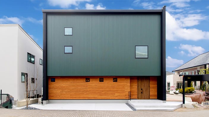 ちゅーピー展示場 (広島市西区商工センター「ちゅーピー住宅展示場」にOPENの「ちゅーピー展示場」は、北面と西面に異なる表情のファサードを持つモダンな外観デザインを採用し、縦の空間を上手に使い土地を有効活用できる2階建＋8層構造のスキップフロアによる多層構造を採用し、標準天井高よりも0.3mも高い天井高を実現した「スキップフロア＆高天井」仕様のモデルハウスです。

広い玄関ホールに入るとまるでショーケースのような3WAYの小上がり和室がお出迎え。床下には収納も備えた賢い和室です。床下げとハーフ吹抜により圧倒的な開放感を誇るリビングをはじめ、食材や食器をたっぷり収納できるパントリー付のキッチン、屋内から愛車を眺めることができるピクチャーウィンドウを備えたシャッター付きのビルトインガレージ、光と風を通すスケルトン階段＆吹抜、セカンドリビングとして使える広々とした2階ホール、吹抜のあるもう一つの2階ホール、スキップフロアに3つの固定階段付ロフト等、実際の住まいづくりに役立つアイディア満載のモデルハウスです。

広島で新築一戸建ての注文住宅・デザイン住宅をお考えの方は、お気軽にご来場いただき、アイの家造りを実際にご体感下さい。)
