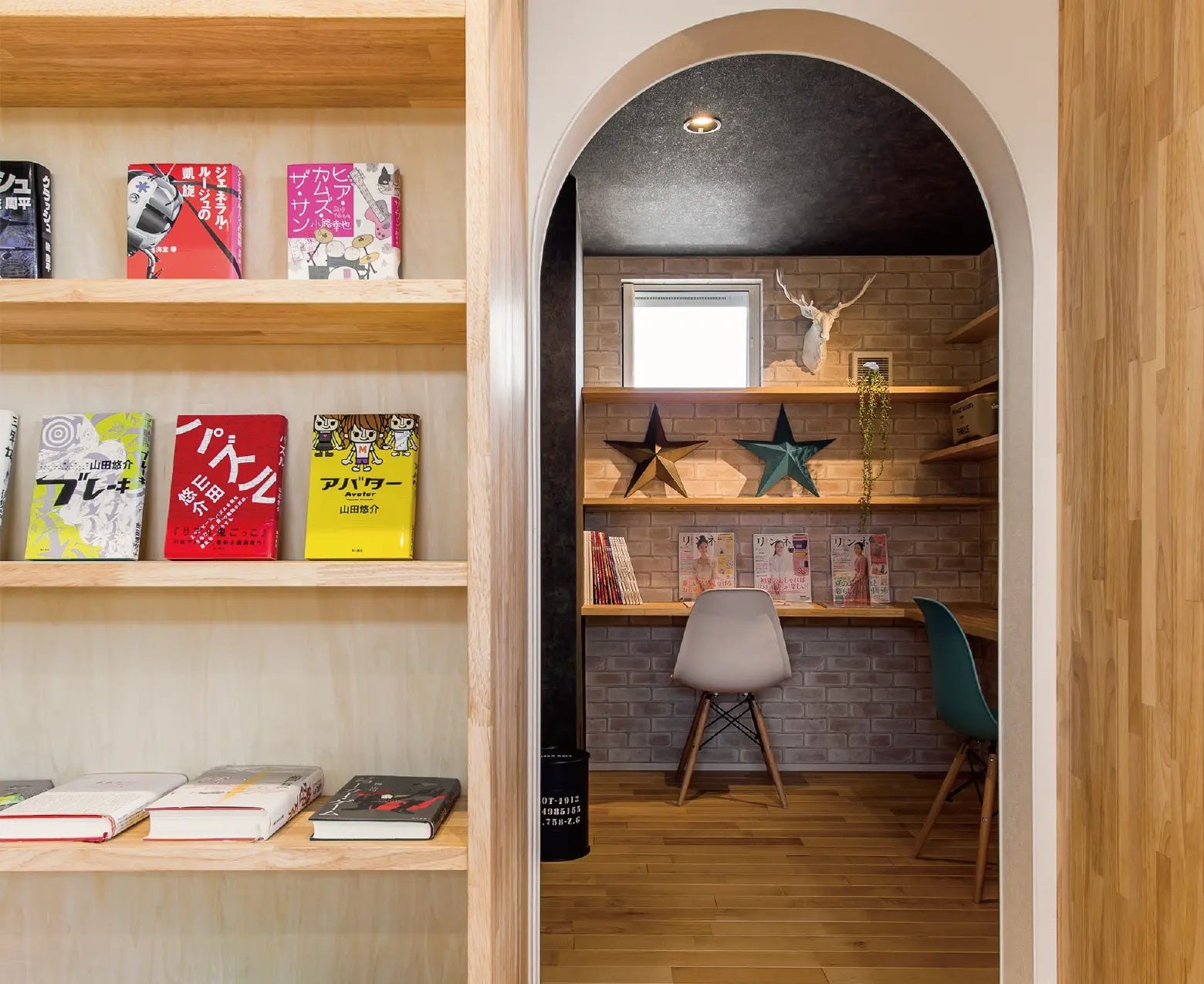 洋室にある本棚をスライドさせると・・・隠し部屋が現れます。是非現地にてご確認下さい。
