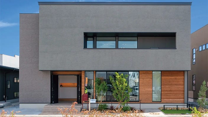 小牧展示場 (愛知県小牧市にOPENの「小牧展示場」は、限られた空間の中で住まいをより豊かにするために高低差を駆使すると共に、吹抜や透過素材などを活用して空間を数値以上に広く感じるようデザインしたモデルハウスです 。

ダイナミックな吹抜のある明るく開放的なリビングをはじめ、大容量のパントリーやスタディーコーナーを備えたキッチン、キッチン側の小上がりのタタミコーナー、勉強や読書に最適なアンダースキップ、1Fに回遊性のある動線をもたらすサーキュレーションプランの採用、洗濯＋乾燥＋たたむ＋収納までがここで行えるランドリースペース＆ファミリークローゼット、帰宅後すぐに手洗いできる洗面スペース、明るく開放的な2Fホール、趣味やキッズスペースとして活用できる多彩なスキップフロア＆スキップロフト等、実際の住まいづくりに役立つアイデア満載のモデルハウスです。

愛知で新築一戸建ての注文住宅・デザイン住宅をお考えの方は、お気軽にご来場いただき、アイの家づくりを実際にご体感下さい。)