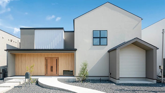大府展示場 (愛知県大府市「中京テレビハウジング大府」にOPENの「大府展示場」は、道路に2面接していることを有効活用し、東側はグレーを基調にスクエアな形状で構成したモダンスタイルを、西側は切妻屋根の形状を生かした可愛らしいデザインと優しい色彩で構成した、2つの異なる表情を持つ外観デザインを有したモデルハウスです。

東西の玄関には双方に大容量の土間収納を設置し、東西の玄関を連絡するホールは南北を含め「十字」の交差点のような形状を採用。小上がりのタタミコーナーを備えたLDKは、上部には5.5帖のダイナミックな吹抜を設け、2つのスキップ下収納も備えた広く開放的で実用性の高い空間となっています。2階ホールにはスキップフロアやベンチカウンター・キッズコーナー・おもちゃ収納等を設け、家族の憩いのスペースに。隠し部屋収納・ウォークインクローゼット・リモートワークルーム・ランドリースペース・専用バルコニー等を備えたゆとりある主寝室等、実際の住まいづくりに役立つアイデア満載のモデルハウスです。

愛知で新築一戸建ての注文住宅・デザイン住宅をお考えの方は、是非ご期待下さい。)