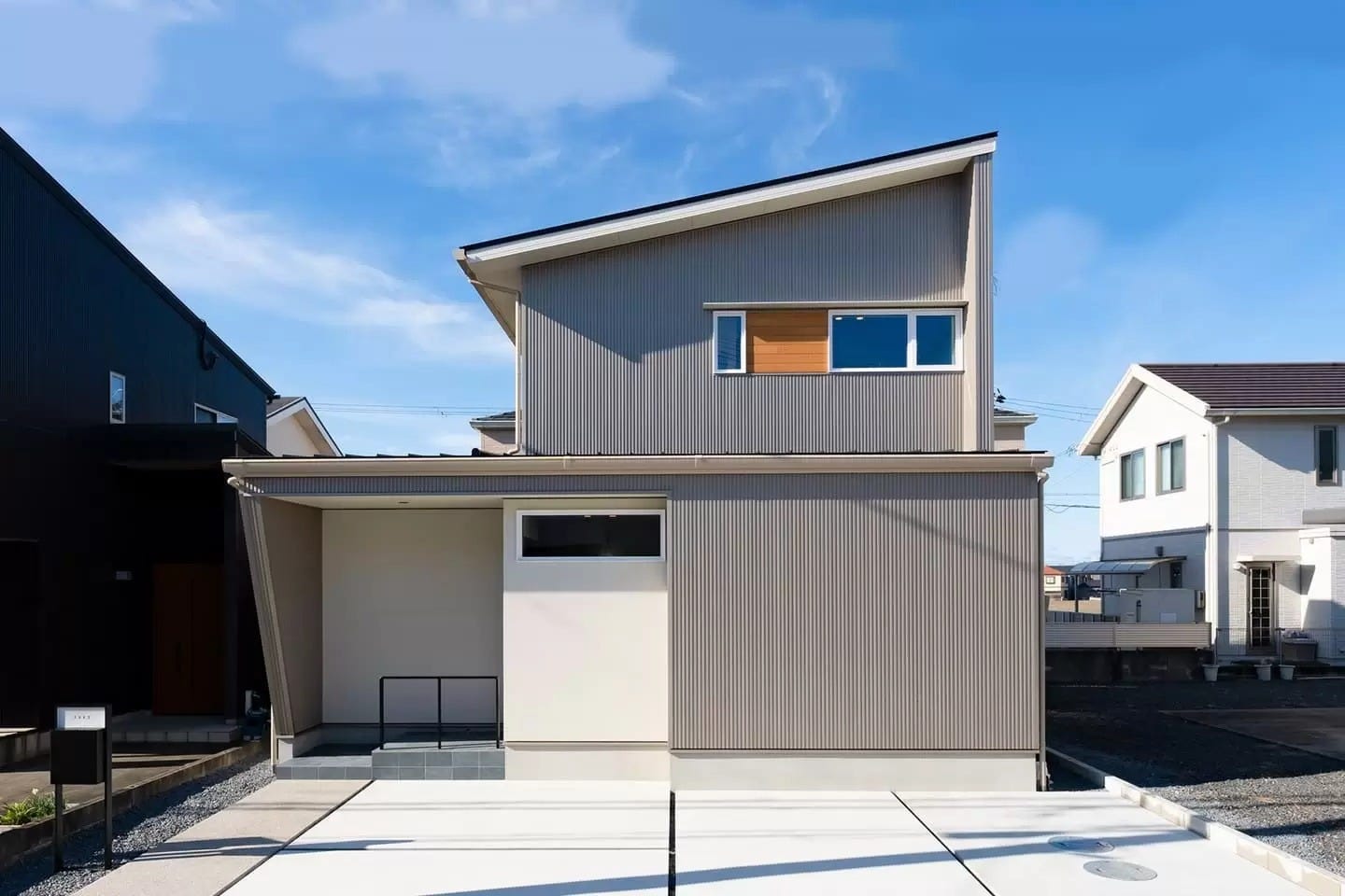 和歌山県上富田町 S様邸 (・延床面積　29.55坪
・外壁　ガルバリウム鋼板 × 塗り壁（ジョリパット）
・UA値　0.42 w/㎡K
・C値　0.13 ㎠/㎡
・耐震等級３（認定取得）
・公的認証　BELS取得　ZEH対応)