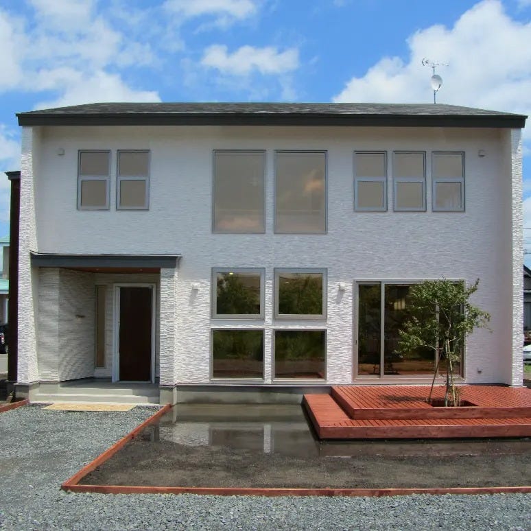 「こんなカタチの家に住みたい」
「将来を考えてこれくらいの間取りがいい」
家を建てようと考えたお客様は、
少なからず自分なりの“夢”や“理想の住まい像”をお持ちのことと思います。
私たちは、今までの経験と知識を生かし、
そこに住むご家族のことを第一に考えたプランをご提案します。
それは、お仕着せの豪華さや設備を備えた“ナンバー・ワン”を
目指したものではなく、お客様の“夢”や“理想”を
最優先に考えた“オンリー・ワン”仕様のプランニングです。
親身になった打ち合わせを重ね、完成度、満足度の高い住宅を
オーナー様とともに創りあげます。