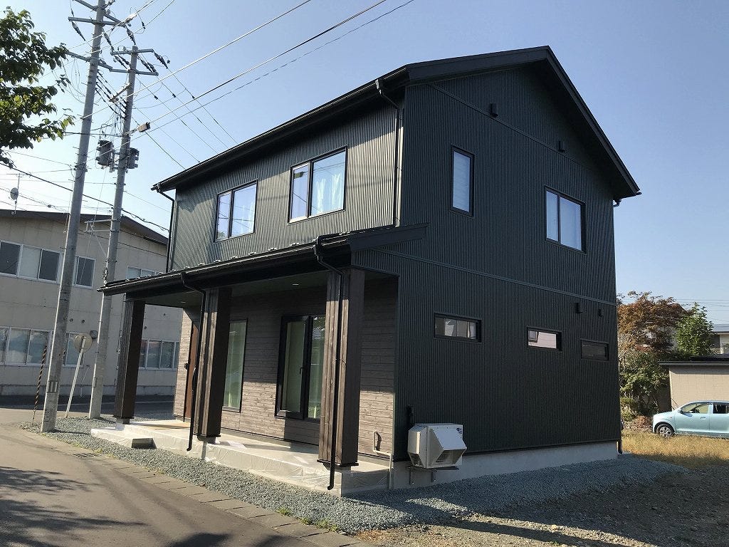 彩と表材感が調和するデザイナー家具が映える家