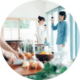 省エネルギーでずっと快適。
防音性にも優れ、家族のプライバシーを守ります。

冷暖房効率が高いため、夏も冬も外気温の影響を受けにくくわずかな冷暖房エネルギーで家全体を365日、24時間いつでも快適な温度に保つ省エネ住宅を実現します。また遮音性が従来よりアップし、静かな空間で住む人のプライバシーを守ります。