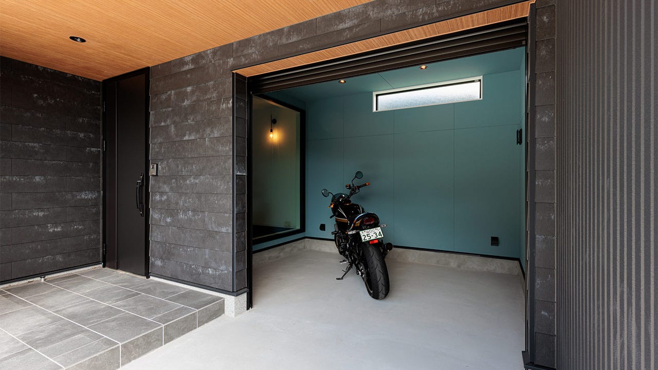 バイクガレージのあるクールモダンな家