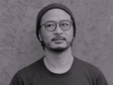 『育ち』
長男だった僕は、様々な体験をさせてくれる親の影響もあって、とにかく好奇心が強く、興味が湧いてはすぐそれに熱中する癖があった。
その中でも、十代後半に出会った心理学は深く掘り下げて研究した。理解しがたい人の心理をもっと分かりやすく体系化できないものかと、様々な本を読みあさり、後天的な環境が、人格、個性にどのように影響与えたのか知りたくて、僕と関わった人達のこれまでの環境や体験話を熱心にリサーチしたのを覚えている。

僕とって人のルーツを知ることは、個性とは何なのかを教えてくれてある種の安心感をもたらしてくれた。

『経験』
建築の世界に足を入れた僕は、生意気で、何事にも批判的な立場をとることを好んだ。当然、批判も受けるわけで、問題を掘り下げて議論になったりと、なかなか面白い環境だったと思う。それでも成長することもあった。これまでの批判するだけでは飽き足らず、ご丁寧に提案までするようになっていたのだ。超お節介に。どこまで助長するのか自分でもわくわくするくらいに。こうすれば良くなるのに、こうすれば解決するんだよ。こっちのほうがいいんじゃない。なんて風に。提案の根拠は、それまで自分が見てきたものだった。分析しては、なぜ悪いと思うのか、なぜいいと思うのかを考える子供のころからの癖は、自分から溢れる出るクリエティビティの原点だと感じていたからだ。

人は実感したものしか信じない。自分ではとても創造もできない素晴らしい空間や、そのような素敵な環境で仕事する人、生活する人のアグレッシブさに魅了される度、その提案は精度を増していくようだった。議論もするからこそ、次第に収斂され客観性も備わってきたように思う。提案が評価され、そこから生み出されるものが誰かの幸福に繋がれば、僕はとても満足だった。

『変化』
独立後初の仕事、箕面にある古旅館から商業施設へのコンバージョンの仕事だった。　それは国定公園のそばで、真下には川が流れ、秋には紅葉がかさばるような景色を見せる美しい立地だった。３０歳になったばかりの僕は、この景観に一瞬にして心を奪われてしまい、突然に飲食店をはじめてしまう。景観以外に何もない場所でのチャレンジだったが、そこでの仕事は人生を満ちたものにするには十分な要素があった。そんな場所でもあいかわらずな性格だったので、接客は難しく、僕は珈琲を美味しく淹れる事に神経を注いだ。無愛想だが人をもてなすのは好きなのだ。最高の珈琲には、豆の鮮度、湯の温度が重要だったりする。粗挽き、中挽き　ドリップする湯量等、ストイックに自分の好みを追及した結果かどうかわからないが、リピーター率が増加するにつれ僕の鼻は伸びていくだけだった。

オープンから一年は赤字続きだったが、この環境での仕事は楽しく、いろいろな人との出会いもあり、無愛想な奴だとお叱り受けたり、むしろそこが好きだとか、いろいろなアドバイスをいただきながら、２年目の秋には行列が出来るほどの店になり何とか軌道にのせることができた。

その後、引き込んだ友人にその店を任せ、僕はそこで知り合った方の支援でこの世界に戻るが、そのチャレンジは、環境が仕事に対するモチベーションを上げ、人を繋げる事を実感できた素晴らしいものになった。

環境が人に与える力を体験した僕は、デザインにそれを落とし込むみたいと思った。それは、子供のころから培った癖に光を当が差し込んだ瞬間でもあった。

おかげさまで多忙な毎日だが、僕は今、小さいながらもスパイスの効いた事務所で、最高の音を奏でるスピーカーと、愛する珈琲を飲みながら、クリエイティブな環境が生み出す豊かな未来を信じて、珈琲を一杯一杯丁寧にドリップしていたようにデザインをしている。