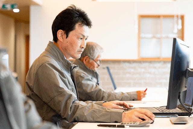 当社では設計、施工管理、積算、営業という専門部署に分かれて仕事をしていません。専門部署に分かれていないので、ひとりひとりがその役割をこなしています。

新入社員時から、自然と身に付く研修プログラムを構築しているので、いつの間にかオールマイティーに専門職をこなす力が付きます。

これは、70年以上の社歴から培われた、社風でもあり特徴・強みでもあります。
資格取得も会社をあげて応援し、部署の垣根をつくらないことで、多数の職種をこなすプロ集団を育てています。