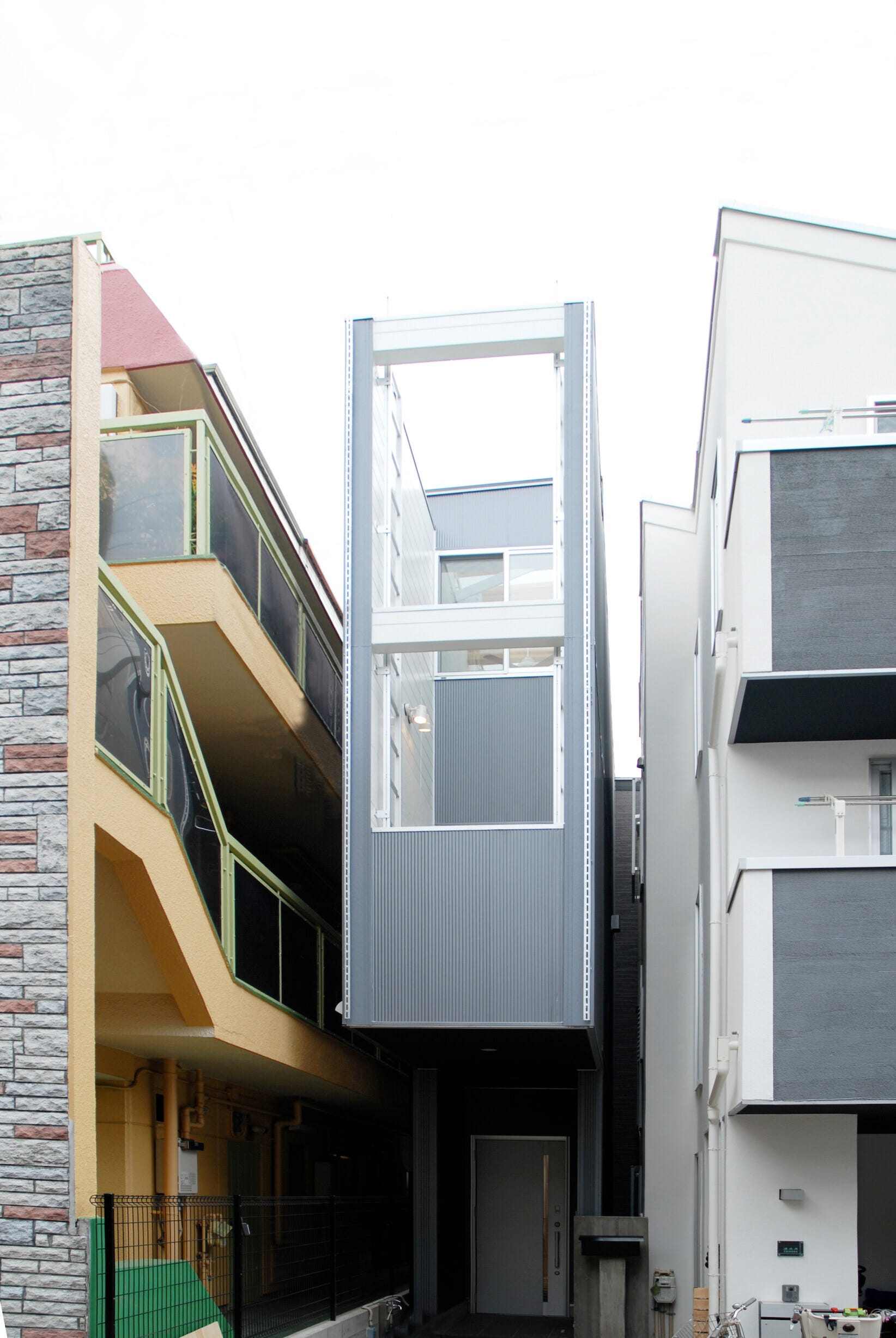 狭小住宅とは?土地探しの前に知りたいメリット・デメリット、快適に過ごす工夫を解説 (日本は島国。その多くの土地が山に囲まれているため、住むことができる土地は、全国土の27.3%しかないそうです。
地代が高く、近年はさらに地価高騰をつづけている背景もあり、生活環境や利便性を最優先に、限られた予算の中で小さな土地を購入する人も増えています。
狭い土地や変形地に建てられたいわゆる「狭小住宅」は、家の中が狭く、生活するには不便というイメージを持たれることも少なくありません。しかしこの狭小住宅、本当に不便なものなのでしょうか?
そこで今回は、狭小住宅の概要やメリット・デメリット、快適に暮らすための工夫について詳しく解説します。)