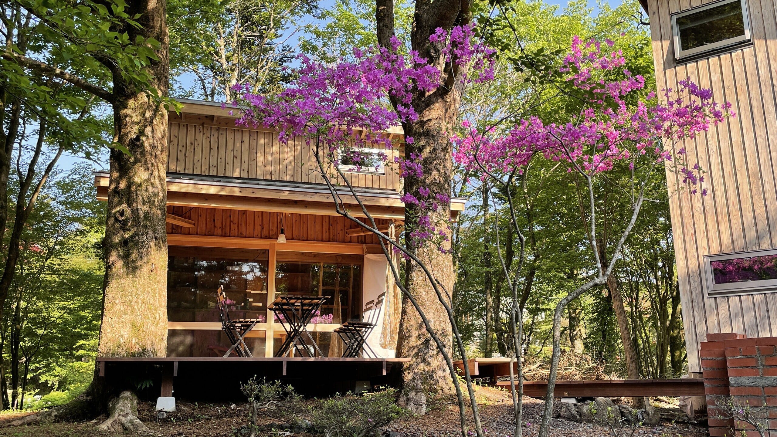 憧れの「離れ」を建てたい!離れの定義と注意点・建築事例を一挙紹介 (離れを取り入れた住まいは、暮らしに特別感と豊かさをもたらします。母屋と同じ敷地内に独立した建物を設けることで、家族団らんの場や趣味部屋、二世帯住宅など、多様なライフスタイルを実現することが可能です。しかし、建築には建築基準法や地域の条例に適合する必要があり、計画段階から注意点を押さえることが大切です。
本記事では、離れの定義や建築時の注意点、活用方法について、建築事例も交えて詳しく解説します。離れを取り入れることで得られる暮らしの可能性や、快適な住まいを実現するためのヒントが満載です。)