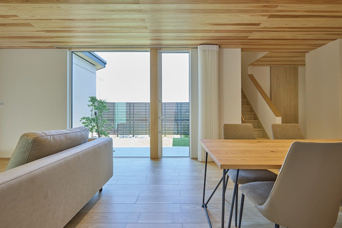 大判FIX窓を採用し、LDKのどこにいても外との繋がりを感じられるように。