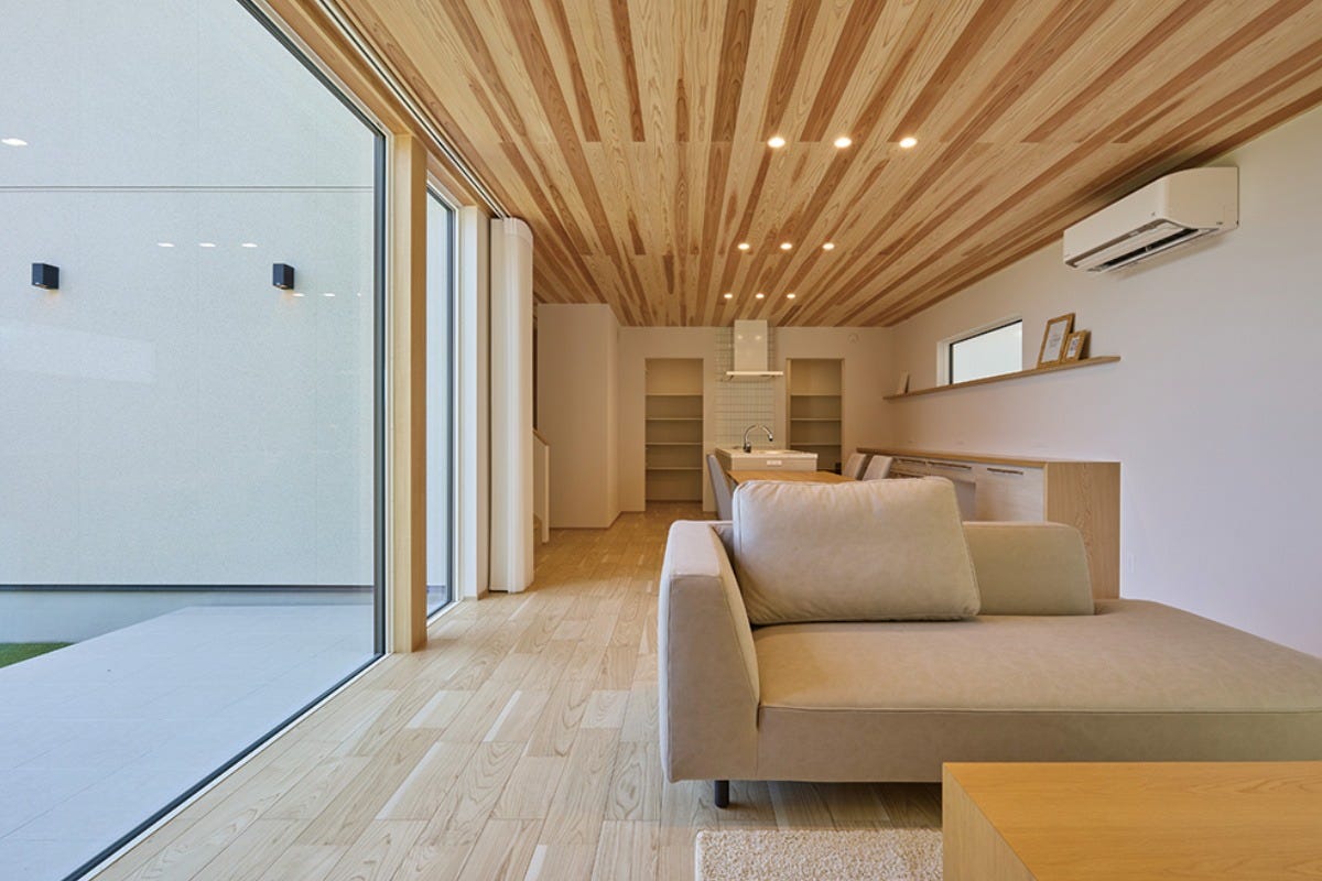 LDK空間の天井を杉板でデザイン。温かみのある空間に仕上がりました。