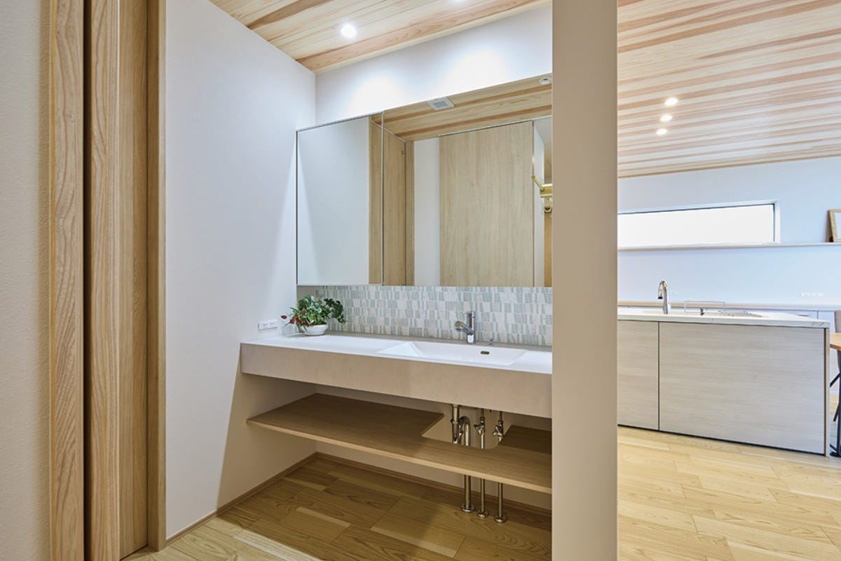 カウンター・ミラー・収納・タイル、全てにこだわりを詰め込んだ洗面化粧台。