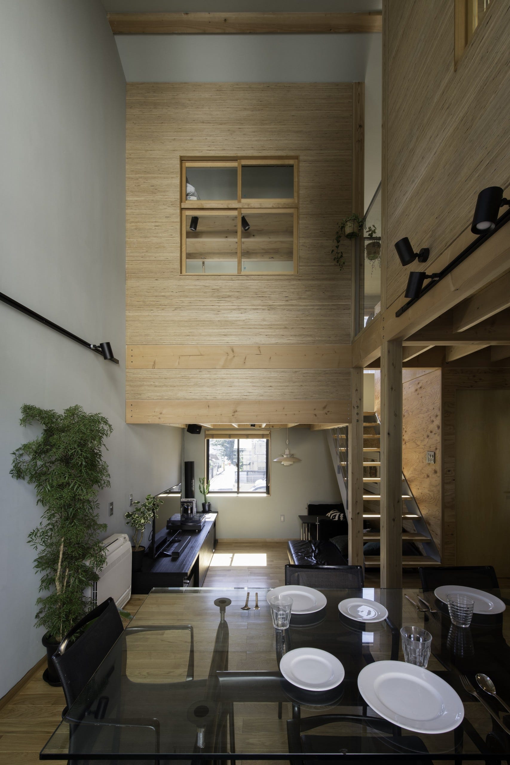 外壁耐火によるスケルトン・インフィルの設計と、内装の各種板張り、天井木あらわしの表情が豊かな内装が特徴です。