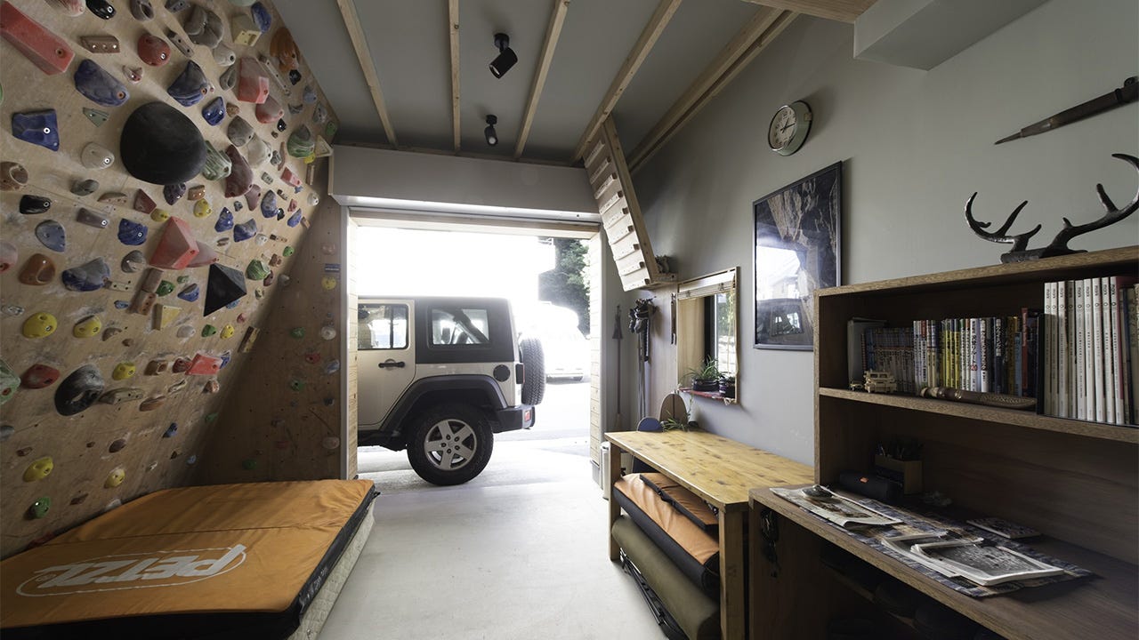 施工事例　西ヶ原の家 (外壁耐火構造として、内部を木のあらわしとした木造3階建て。内部は将来のライフスタイルの変化に対応出来る、スケルトン・インフィルの構造です。
天井の構造材をあらわして、杉やラーチ合板、ＬＶＬ材などの木をうまく張り分けた特徴のある内観です。)