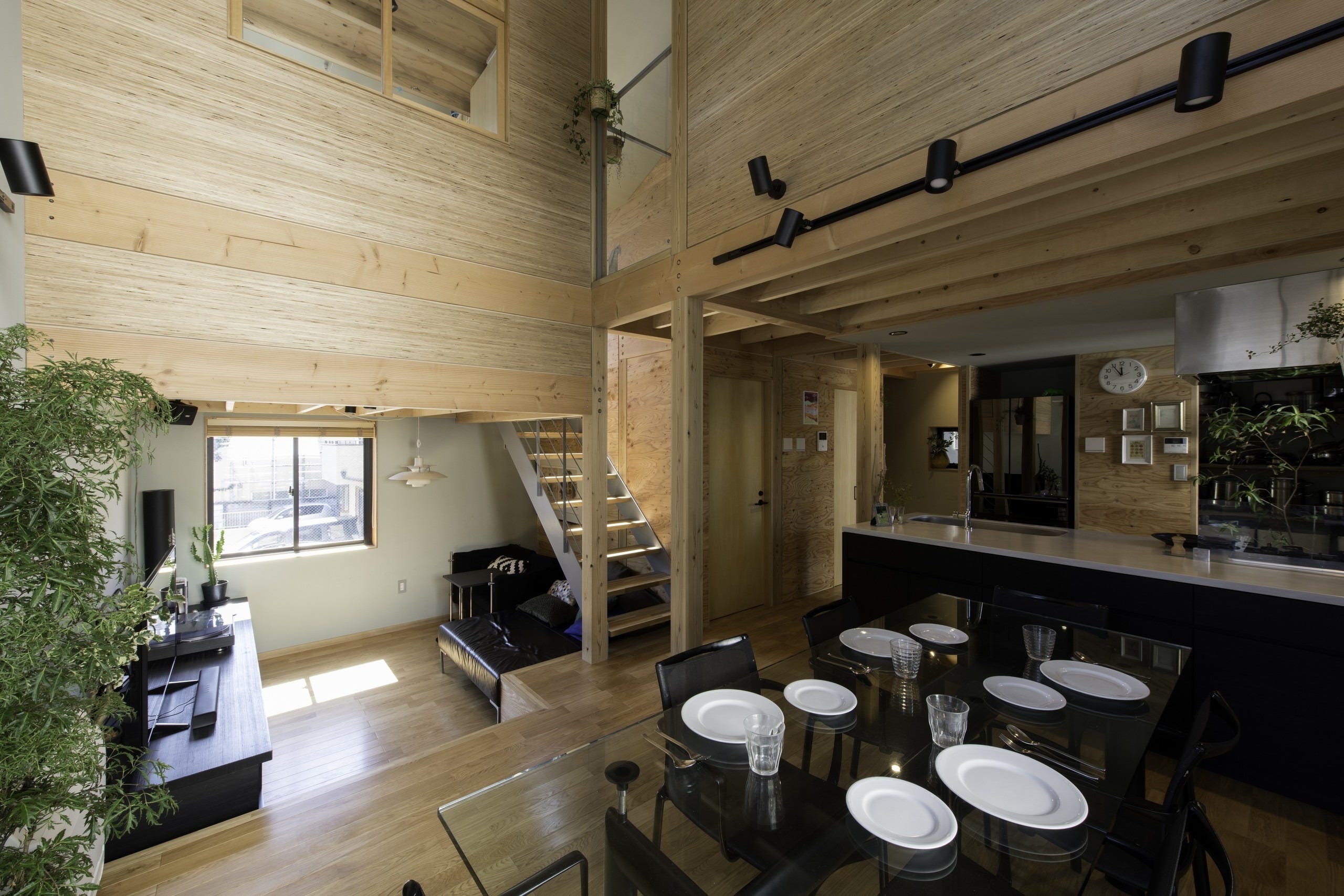 竣工年：2018
部屋数：4
構造：木造軸組住宅（在来工法）
敷地面積：50㎡～100㎡未満
延床面積：100㎡～150㎡未満
外壁仕上げ：ガルバリウム鋼板平葺き+杉羽目板
屋根仕上げ：ガルバリウム鋼板縦平葺き
内装仕上げ：ラーチ/LVL/塗装
床仕上げ：ナラ無垢フローリング
住設メーカー：造作
建ぺい率：70
容積率：200